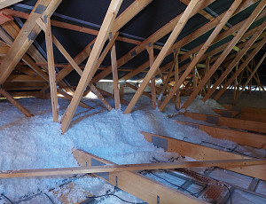 Zateplení stropu patrového domu pomocí foukané izolace